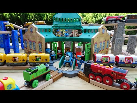 Thomas the Tank Engine ☆ Brio train Spiral wood track course from Tidmouth roundhouse