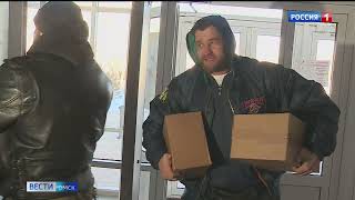 Самый сильный человек планеты омич Михаил Шивляков передал беженцам Донбасса коробки с продуктами