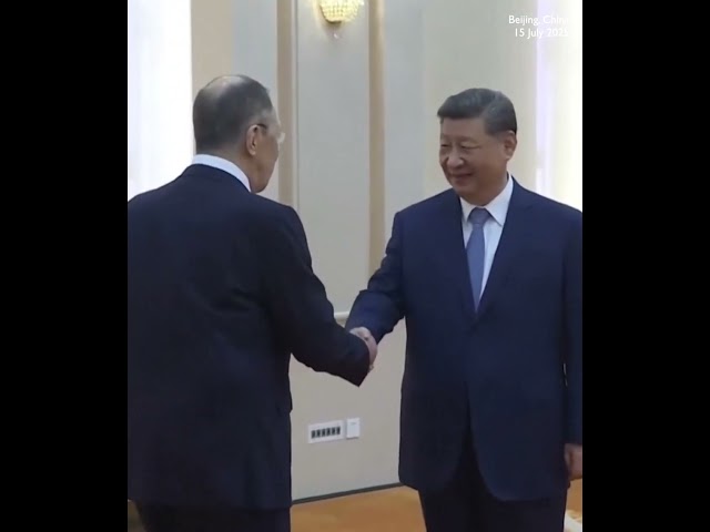 Chinese President Xi Jinping shakes hands with Russian FM Lavrov