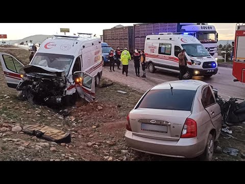Ambulans otomobil ile çarpıştı: 3 ölü, 3 yaralı