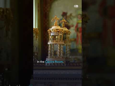 Buckingham Palace opens room with famous balcony to visitors | DW News