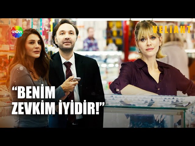 “Beyazıt ne yapıyorsun sen Leyla hanımın dükkanında?” “Beyazıt ne yapıyorsun sen Leyla hanımın dükkanında?”