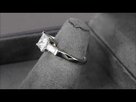 Помолвочное кольцо с тремя бриллиантами