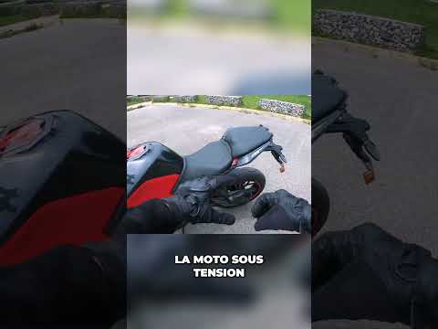 Essai Moto Roadster UltraViolette F77 Super Street : Confort, Sportivité et Détails Clés