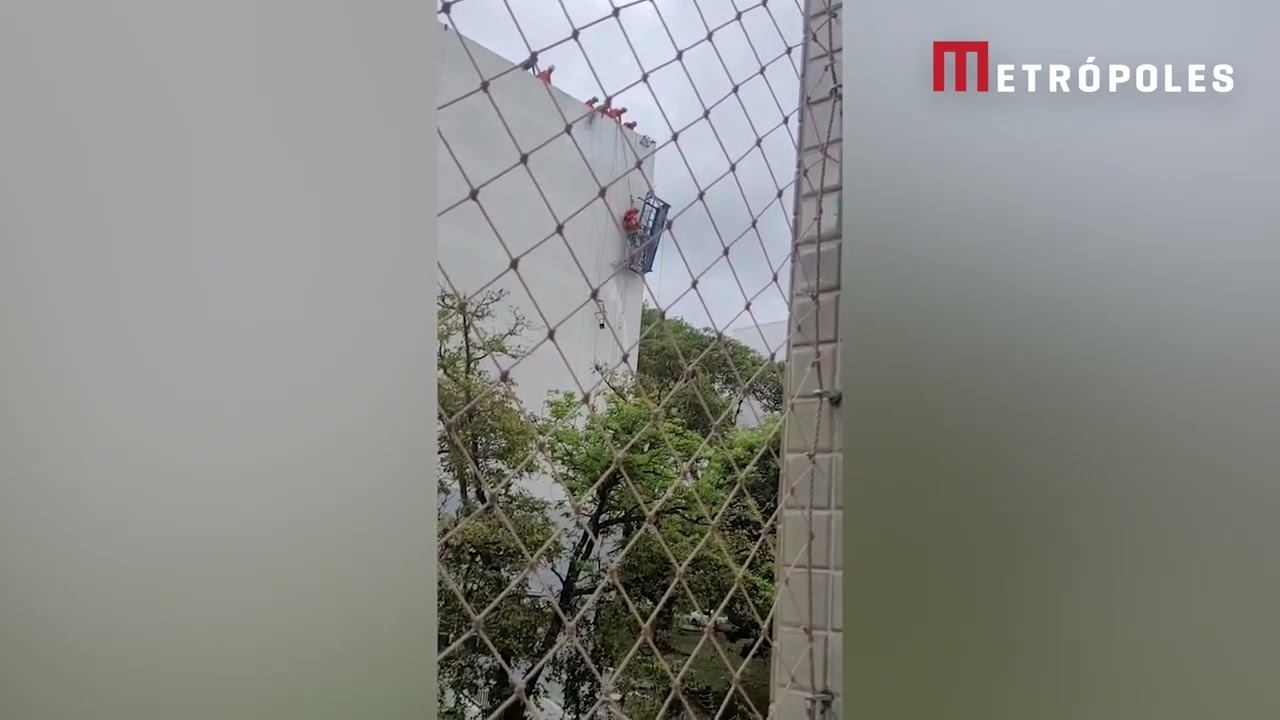 Operários ficam pendurados em andaime em prédio de Brasília