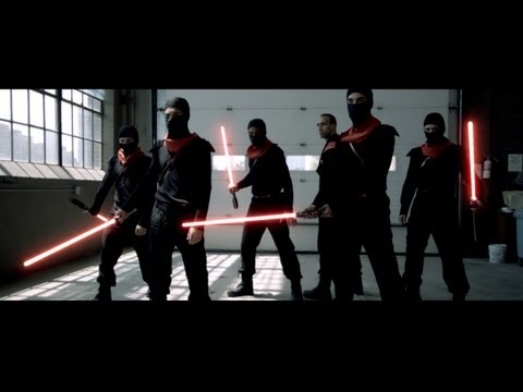 Oto niezwykły pokaz walki w wykonaniu Jedi Ninjas.