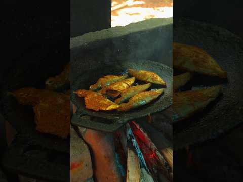 😍✨Cooking the old way hits different 🔥🤤#shorts #villagelife #fishfry