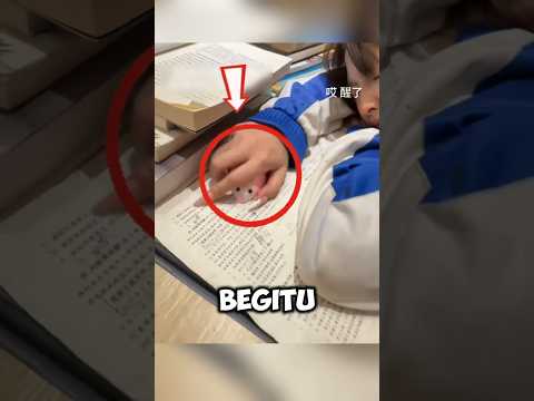 dia ganti barang di tangan temannya dengan tikus mainan ‼️🤣#shorts