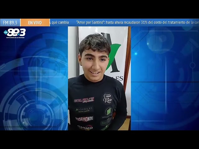 En Apóstoles se lanzó la 4ª fecha del campeonato misionero de karting sobre tierra. Tras varias postergaciones, el evento contará con pilotos invitados y un clima favorable. El Autoclub Apóstoles celebró la oficialización del terreno donado, marcando un hito para futuros proyectos como un circuito asfaltado y espacios recreativos. Uriel Usulac, piloto local, regresa a sus orígenes en la categoría junior 150 como invitado especial. El acto oficial será el domingo con presencia de autoridades y pilotos, consolidando un sueño colectivo que fortalece la comunidad automovilística local. 🏎️🌱🎉#KartingApóstoles #PasiónSobreTierra #SueñoAutoclubRealizado📢🎙️ ¡Sintonizá la pasión por el deporte en La Hora Deportiva! ⚽🏀🏆Todos los días, Ángel Miño te trae la mejor información deportiva, análisis, entrevistas exclusivas y toda la emoción del mundo del deporte. ¡No te lo pierdas!📅 Lunes a Viernes: 11 Hs.📍 FM 89.3 - El Aire De Las Misiones🔊 Escuchanos en vivo y sumate a la conversación. ¡Deportes, pasión y adrenalina en un solo lugar!#LaHoraDeportiva #ÁngelMiño #FM893 #ElAireDeLasMisiones #DeporteEnVivo