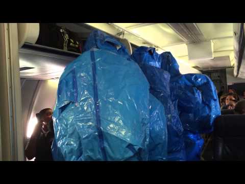 Ебола паника во САД: Што се случи во авионот кога еден човек кивна и се пошегува „Извинете, јас сум од Африка“?