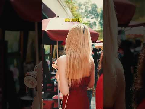 Ai mang cơn gió đến lay càng hoa.