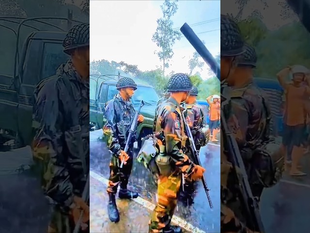 সেনাবাহিনী বৃষ্টিতে ভিজে ডিউটি করছে।