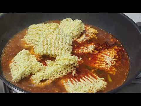 <strong>라면</strong> 2배 맛있게_물 붓지말고 라면스프 볶으세요/더욱 깊이있고 맛있는 <strong>라면</strong>