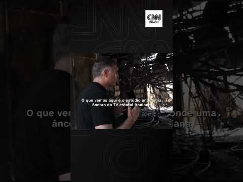 ​Repórter da CNN mostra destruição após ataque em canal de TV do Irã