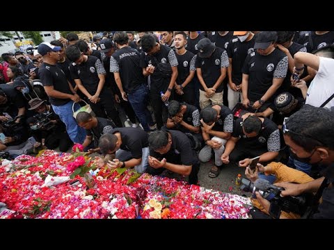 A játékosok kezei között haltak meg az indonéz futballtragédiában a szurkolók