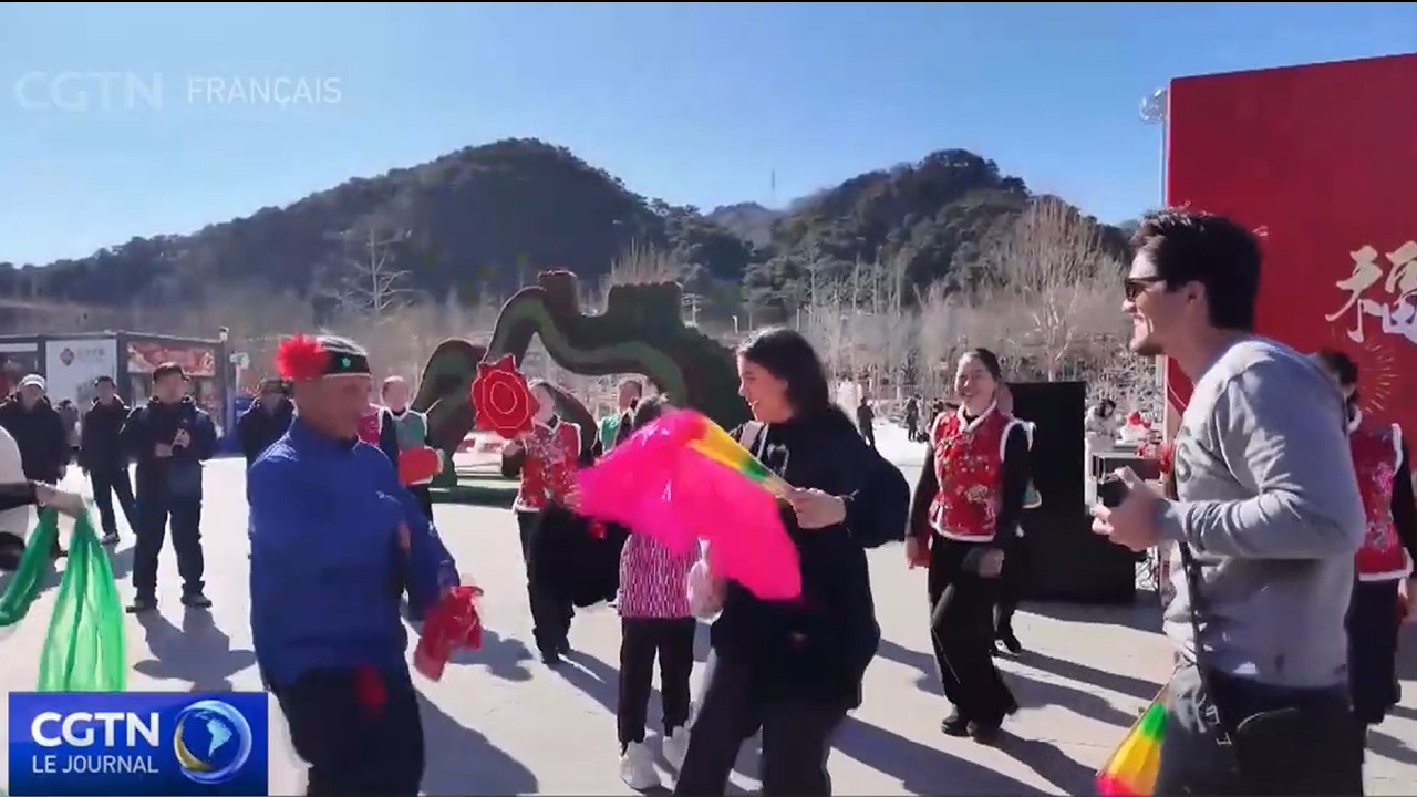 Des étrangers participent aux célébrations du Nouvel An chinois