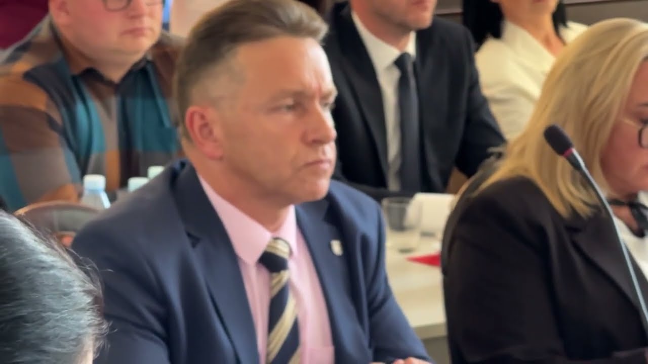 Burmistrz Grodkowa ucieka i nie odpowiada na pytania Republiki ws. farm wiatrowych!