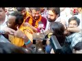 Delhi में चुनाव प्रचार के दौरान Kanhaiya Kumar पर हमला, माला पहनाने आए युवक ने जड़ा थप्पड़ | Aaj Tak  - 00:40 min - News - Video