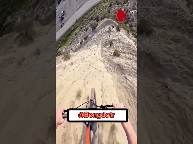 Anh trai chạy xe trên vách núi cao!😟😟😲😲