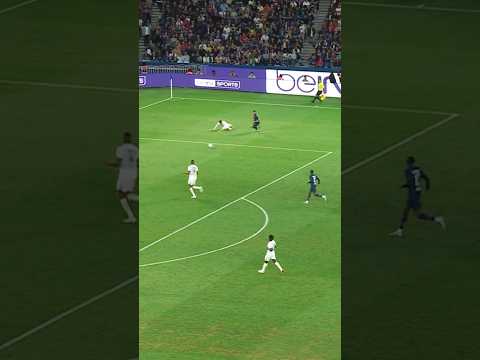 Hunting the ball 😤 #PSG #Ligue1 #Hakimi
