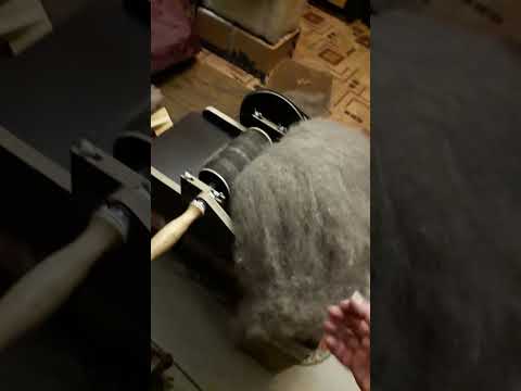 Шерсть собак  сохраняю обязательно стираную, разобраную, расчесаную и свернутую в батах.