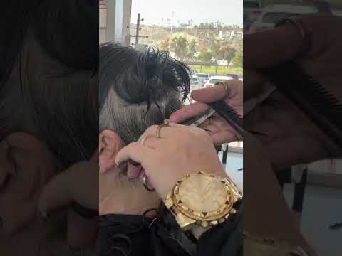 Hi ti cut layers in short hair #haircut #hair #hairstyle #shorthair #short #video #blowup t