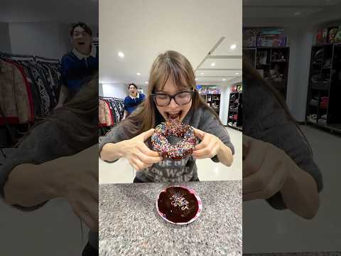 海外でバズっているティッシュで作るドーナツを母に食べさせてみたら…😱