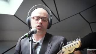 Throws "The Harbour" live @FluxFM