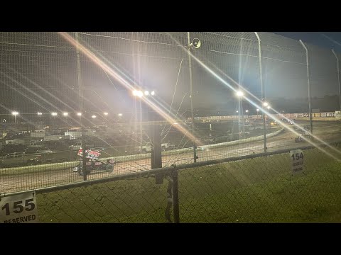 Tylers sprint car Feature he starts 4th he’s in the #6s