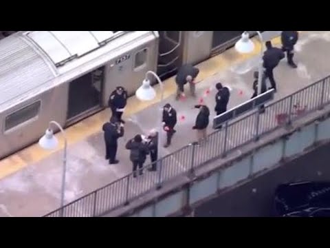 Sparatoria in una stazione della metropolitana a New York: i rilievi della polizia