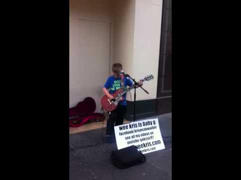 12 годишен рокер растура со AC/DC на улица