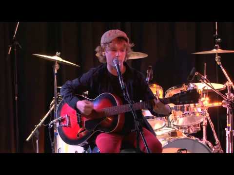 Jump - Ian Perry on acoustic guitar live at the Queens, Nanaimo