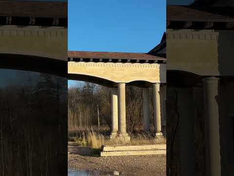 Недостроенное здание с длинным переходом