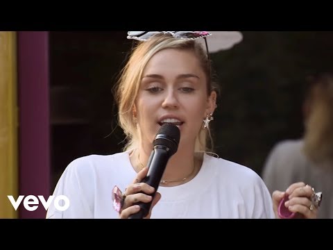 Miley Cyrus - Party In The U.S.A.