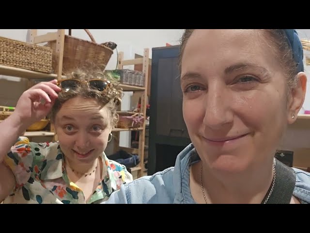 Buscando tesoros de segunda mano con mi prima de España 😃 primera vez que ve un Kringwinkel