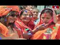 ఓటేయమని కాళ్లు మొక్కుతున్న వైసీపీ లీడర్లు | YCP Leader | Jordar News | hmtv  - 01:10 min - News - Video