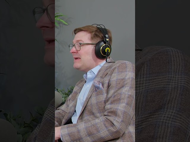 🎙️ Neues aus dem RechtEasy Podcast: Einblicke von Univ.-Prof. Dr. Martin Spitzer

Im aktuellen RechtEasy Podcast mit Manuel Roessler teilt Univ.-Prof. Dr. Martin Spitzer inspirierende Einsichten aus seinem Werdegang, seinen Erfahrungen als Universitätsprofessor und seinen Zugang zum Jus-Studium an der WU. Besonders spannend: sein pragmatischer Blick auf juristische Ausbildung, Innovation sowie die Bedeutung von Eigenständigkeit und Gemeinschaft.

Hier meine drei Key Takeaways aus der Episode:

𝐊𝐨𝐦𝐦𝐮𝐧𝐢𝐤𝐚𝐭𝐢𝐨𝐧 𝐮𝐧𝐝 𝐈𝐧𝐝𝐢𝐯𝐢𝐝𝐮𝐚𝐥𝐢𝐭ä𝐭 𝐬𝐢𝐧𝐝 𝐞𝐧𝐭𝐬𝐜𝐡𝐞𝐢𝐝𝐞𝐧𝐝: Dr. Spitzer betont, wie wichtig es ist, in mündlichen Prüfungen offen zu sprechen, auch Unsicherheiten zuzulassen und bei der eigenen Entwicklung auch auf das persönliche Profil zu setzen – statt sich an Dogmen oder Vorbildern zu klammern.

𝐌𝐞𝐡𝐫𝐰𝐞𝐫𝐭 𝐝𝐮𝐫𝐜𝐡 𝐏𝐫𝐚𝐱𝐢𝐬 𝐮𝐧𝐝 𝐄𝐧𝐠𝐚𝐠𝐞𝐦𝐞𝐧𝐭: Der aktive Austausch mit Studierenden sowie die praxisbezogene Ausgestaltung der Lehre und Prüfungen an der WU sorgen für nachhaltiges, anwendungsnahes Wissen – nicht zuletzt unterstützt durch innovative Angebote wie das Legal Tech Center.

𝐃𝐚𝐬 𝐒𝐭𝐮𝐝𝐢𝐮𝐦 𝐚𝐥𝐬 𝐢𝐧𝐝𝐢𝐯𝐢𝐝𝐮𝐞𝐥𝐥𝐞 𝐄𝐧𝐭𝐰𝐢𝐜𝐤𝐥𝐮𝐧𝐠𝐬𝐩𝐡𝐚𝐬𝐞 𝐧𝐮𝐭𝐳𝐞𝐧: Studierende sollten sich laut Spitzer Zeit nehmen, das volle Uni-Angebot auszuschöpfen, Netzwerke zu bilden und auch über den Tellerrand hinauszublicken – der Arbeitsmarkt für Jurist:innen steht ihnen offen, wenn sie aus dem Studium etwas Eigenes machen.

Wer mehr über Motivation, Lehre, Innovation und Karrierewege im österreichischen Jus-Studium erfahren will: Absolute Hörempfehlung! 👏

#RechtEasy #JusStudium #Karriere #WU #Podcast