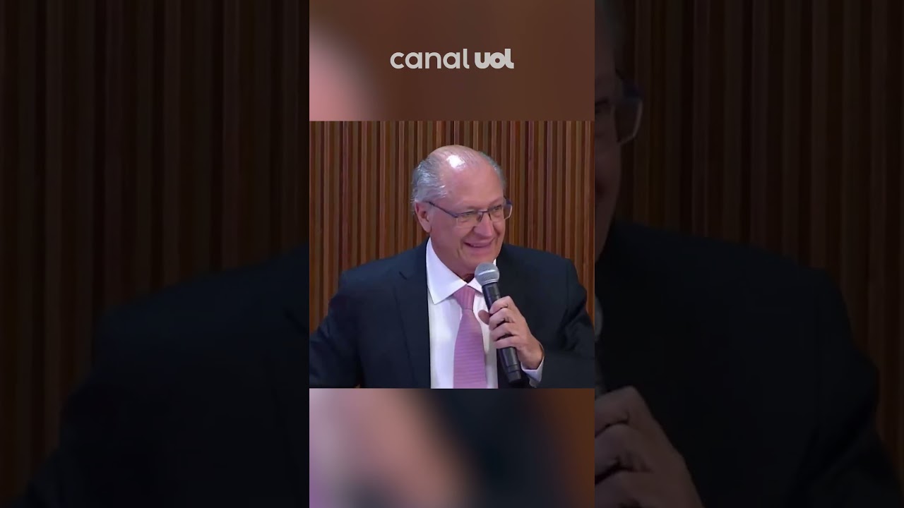 Alckmin tira boné e brinca É dos carecas que elas gostam mais