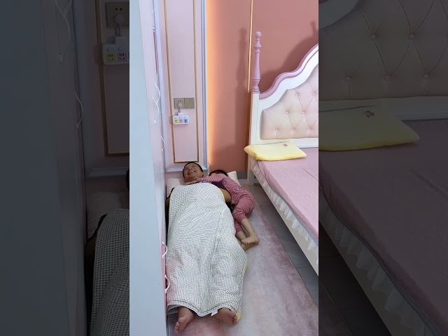 爸爸故意不蓋被子，試試閨女的反應，沒想到閨女也太暖心了