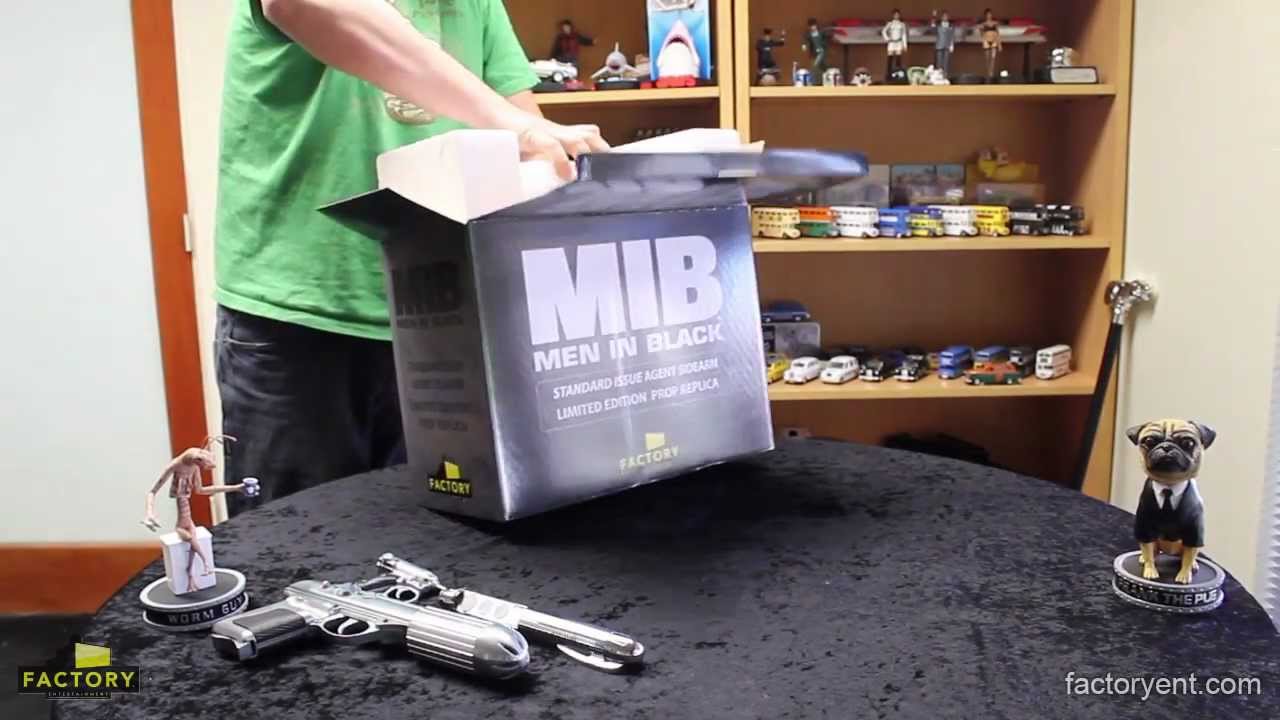Factory Entertainment - Men In Black Standard Issue Agent Sidearm J2 Prop Replica Unboxing - YouTube