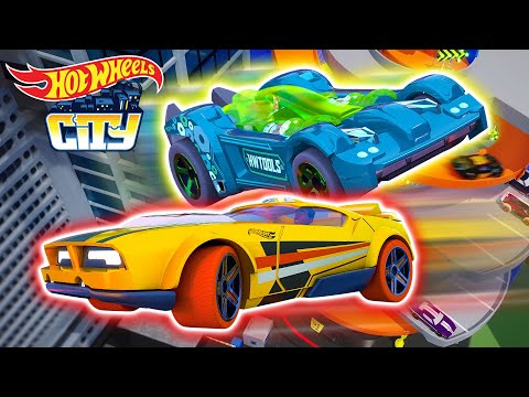 Can Chase and Elliot Escape from Hot Wheels City's Mega Garage Maze?! 😳 | Hot Wheels