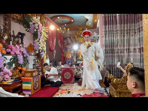 Cô bé cửa Suốt