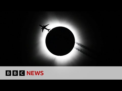 Total solar eclipse: North America watches in wonder | BBC News