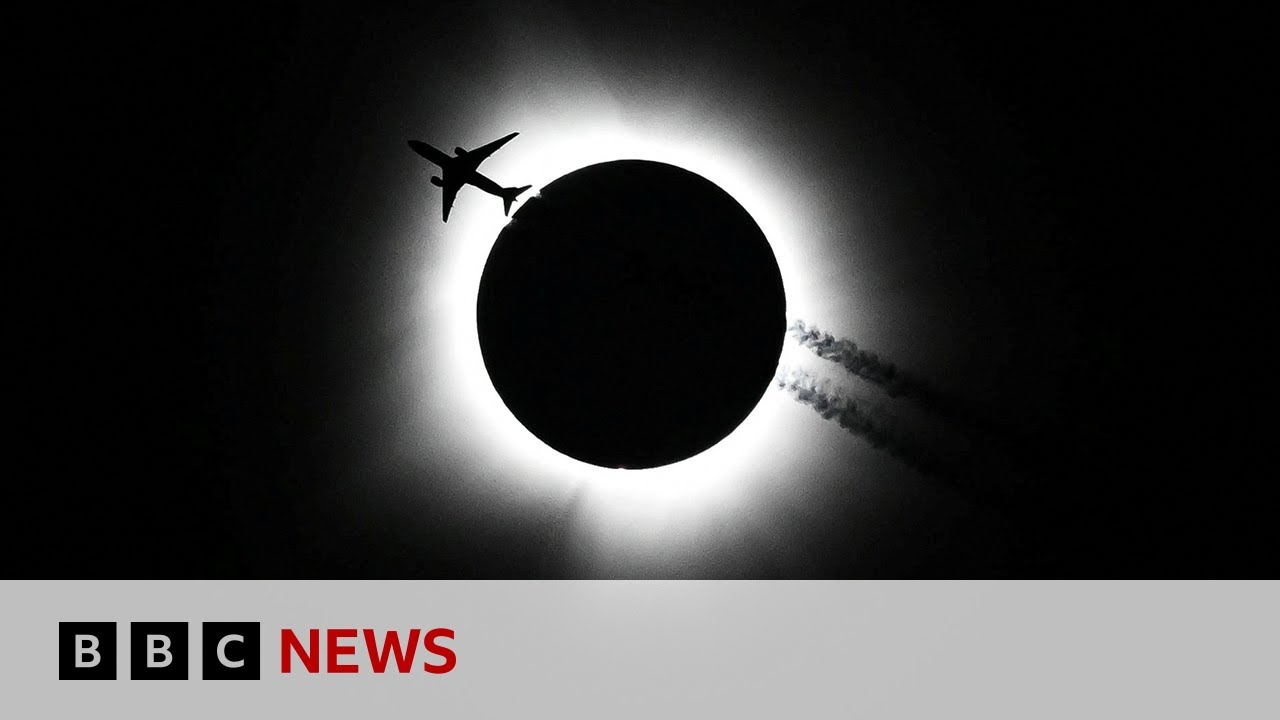 Total solar eclipse: North America watches in wonder | BBC News