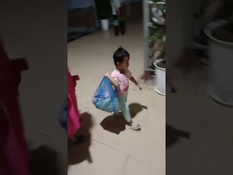 Mới qua cơn sốt 39 độ C mà đỡ tý lại gãy chỗ này, chọc chỗ nọ gây hấn. Nhưng vẫn cưng lắm