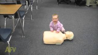 可愛女娃教你做CPR