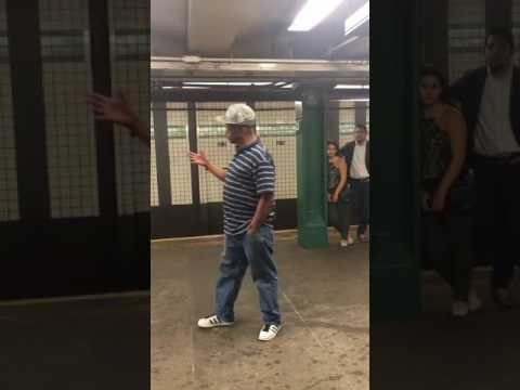 Неверојатно талентиран старец завршил како пејач во метро