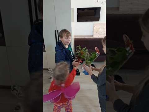 Happy Women's Day! Dani gives Flowers to sisters and mom #womensday