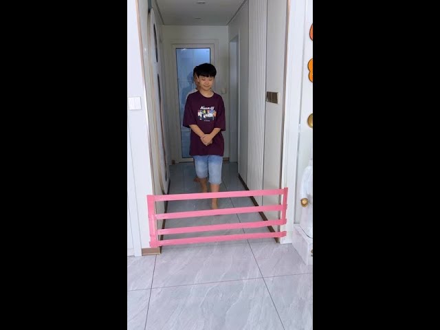爸爸想測試一下女兒的反應能力，沒想到女兒的做法讓我們驚呆了😂 #funny #骗你生娃系列 #搞笑
