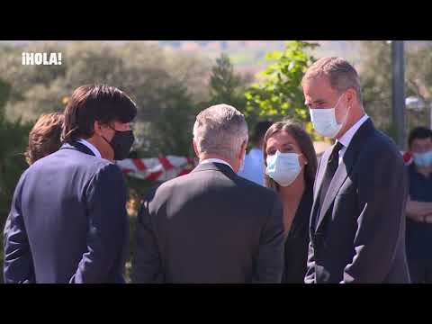 El rey Felipe, acompañado de doña Letizia, despide a su gran amigo Jaime Carvajal Hoyos